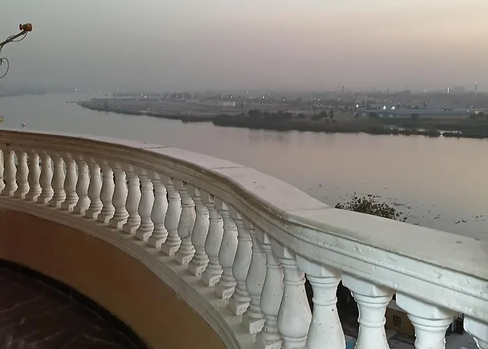 شقة فندقيه فاخرة بمنطقة المعادى صف اول جميع الغرف تطل على النيل A luxury hotel apartment in Maadi, first row. All rooms overlook the Nile